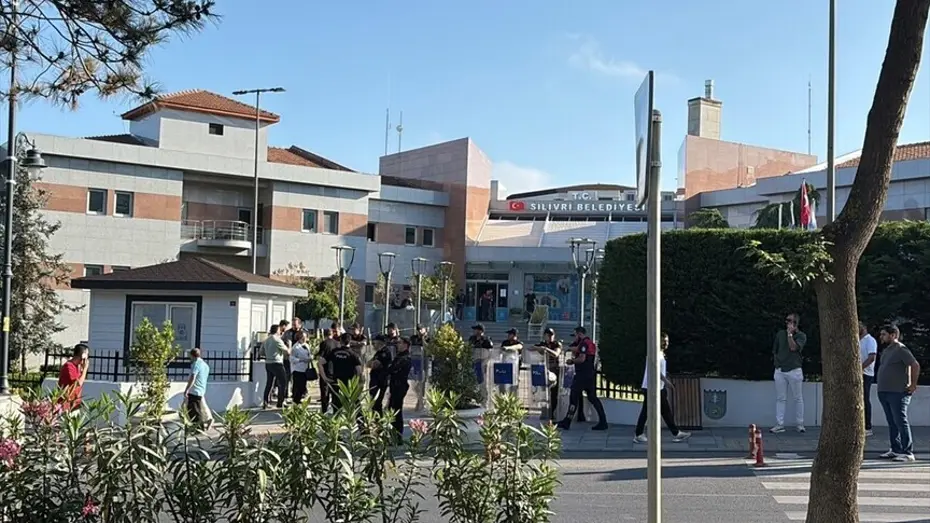 Tutuklanan Silivri Belediye Başkanı Bora Balcıoğlu görevden uzaklaştırıldı